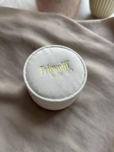 Round velvet box w. gold logo - small