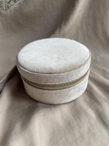 Jewelry Round Box w. mirror  - Beige