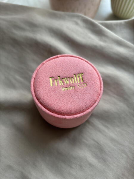 Round velvet box w. gold logo - small