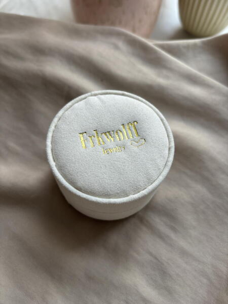 Round velvet box w. gold logo - small